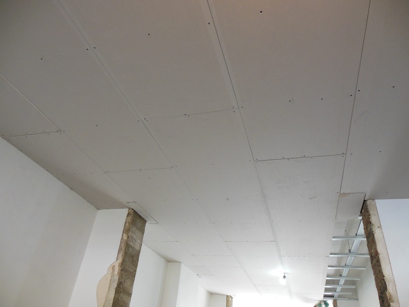 faux plafond suspendu en plaques de plâtre sur ossature métallique