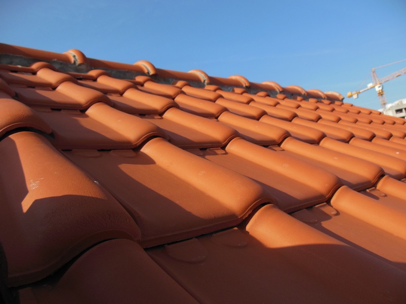 couverture de toiture en tuiles - pose des tuiles faîtières