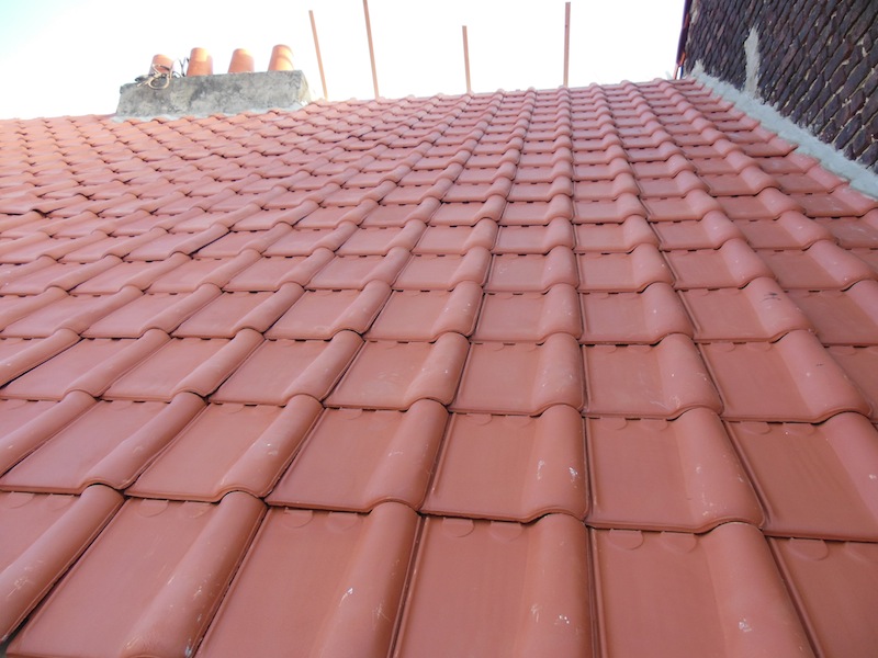 couverture de toiture en tuiles - cimentage des bords avant la pose des solins