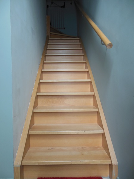 pose d'escalier en bois simple quart-tournant avec contre-marches