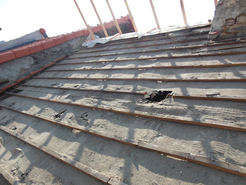 couverture de toiture en tuiles - après démontage des tuiles